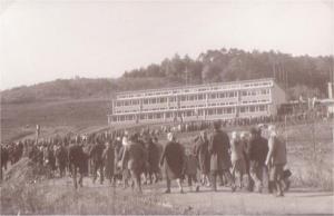 Množica se giblje proti novi šoli